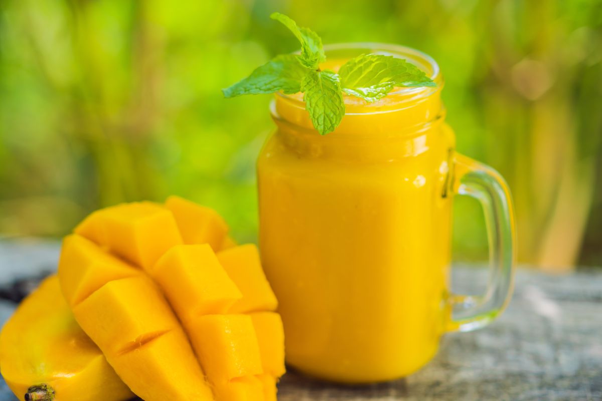 A slimming cocktail based on mango is a perfect shot for the body.