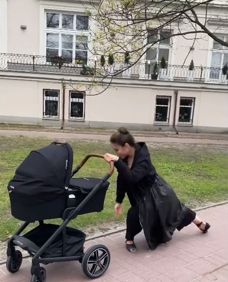 Ciężarna Ida Nowakowska reklamuje wózek