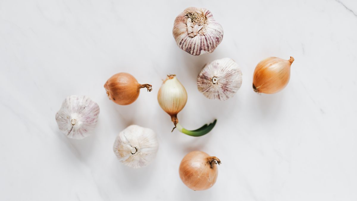 Cebula ma wiele ciekawych odmian. Jej ceny w tym sezonie są bardzo niskie.