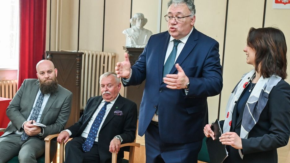 W piątek, 23 maja, w II LO w Bydgoszczy odbyła się konferencja prasowa, podczas której przedstawiciele korpusu dyplomatycznego opowiedzieli o tym, jak w praktyce wygląda praca w dyplomacji, jakie umiejętności są potrzebne oraz jakie ścieżki kariery otwiera przed młodzieżą kształcenie w tym kierunku. 