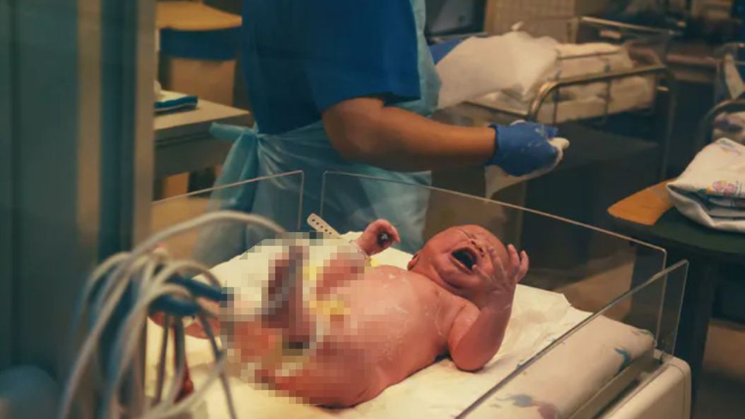 Noworodek na porodówce, zdjęcie ilustracyjne.