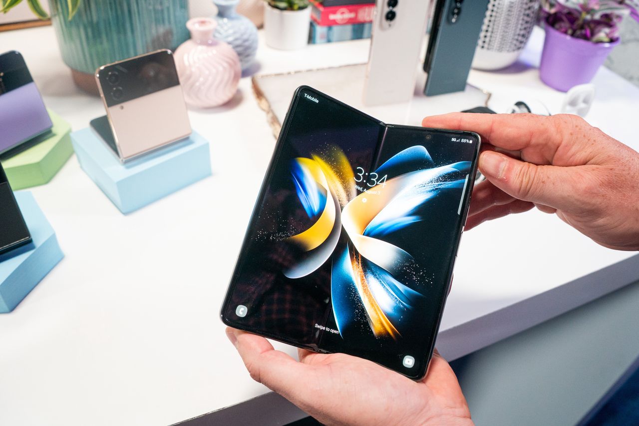 Samsung Galaxy Z Fold 4, Jutharat Pinyodoonyachet/Bloomberg via Getty Images