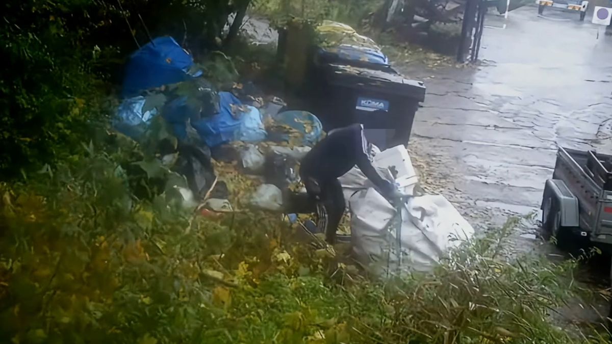 Podrzucali śmieci. Przyłapała ich fotopułapka.