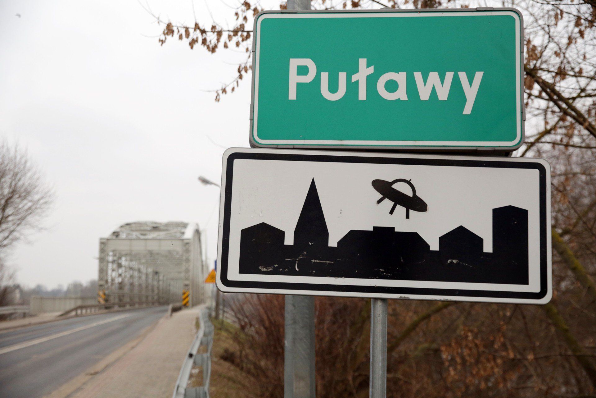 16.01.2022 PULAWY
 SPACER ZNAK TABLICA MOST 
 
 NZ 
 
 
 FOT. LUKASZ KACZANOWSKI/POLSKA PRESS