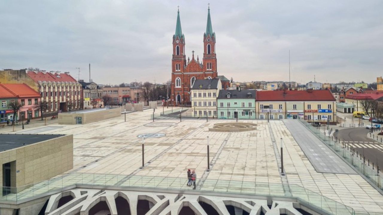 Plac Wolności w Kutnie. "Zastępowanie drzew betonem jest patologią"