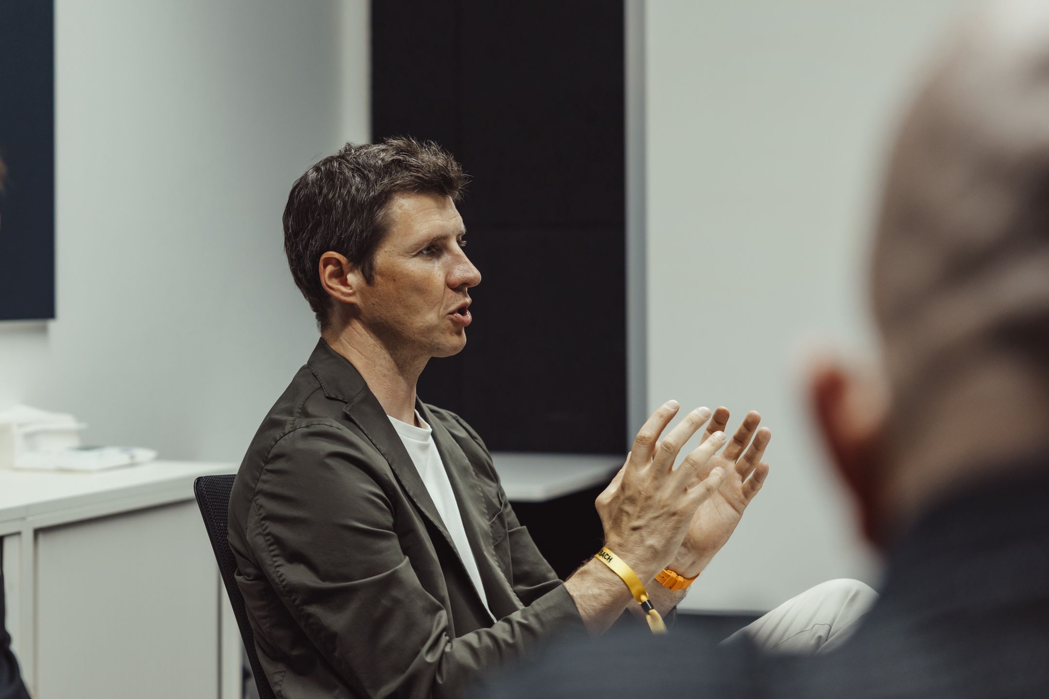 Michael Schiebe podczas rozmowy z dziennikarzami w Affalterbach