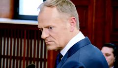 TVP Info promuje się niepamięcią Donalda Tuska w sądzie (wideo)