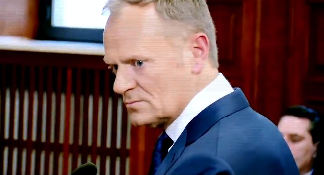 TVP Info promuje się niepamięcią Donalda Tuska w sądzie (wideo)