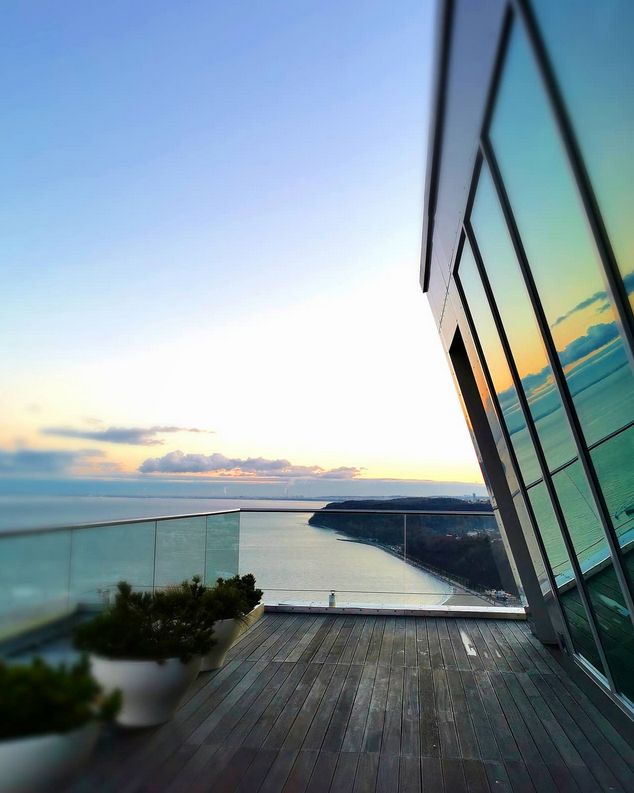 Kuba Wojewódzki ma piękny widok z tarasu 