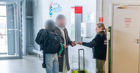 Wpadł na lotnisku w Modlinie. Tłumaczył, że przyleciał do pracy