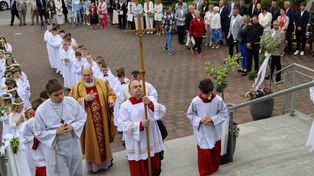 Blisko 30 dzieci przystąpiło do Pierwszej Komunii Świętej. Wyjątkowa uroczystość w kościele Matki Boskiej Częstochowskiej w Pleszewie