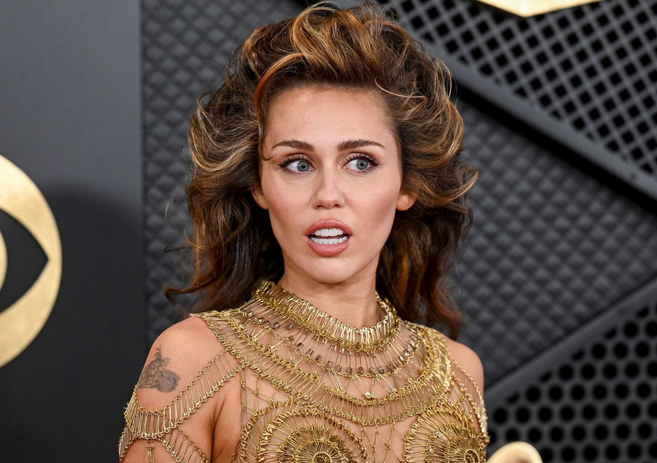 Skradła show na Grammy 2024. O "nagiej" sukience Miley Cyrus będzie głośno