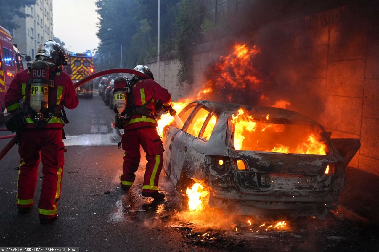 Barykady i walka we Francji. Policjant zastrzelił 17-latka