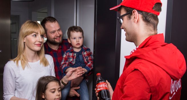 Bloger z MniamMniam.pl w akcji samplingowej Coca-Coli