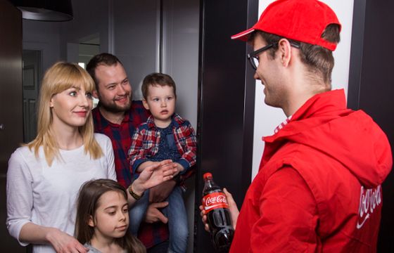 Bloger z MniamMniam.pl w akcji samplingowej Coca-Coli