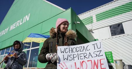 Sieci handlowe, które zostały w Rosji tracą. Jest jednak jeden wyjątek
