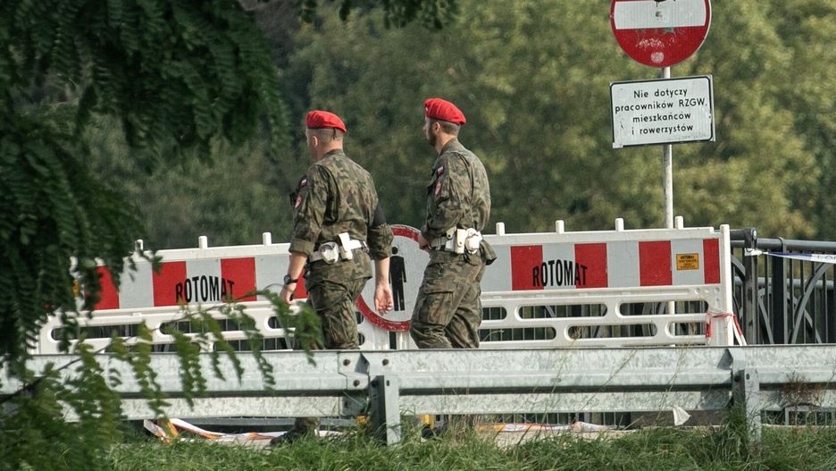 Wrocław, 18.09.2024. Dynamiczna sytuacja powodziowa. Żandarmeria pilnuje wałów przeciwpowodziowych we Wrocławiu, 18 bm. Mieszkańcy przygotowują się na nadejście żywiołu. Wzmacniane są wały, układane worki z piaskiem, trwa zabezpieczanie mienia. (ad) PAP/Krzysztof Ćwik