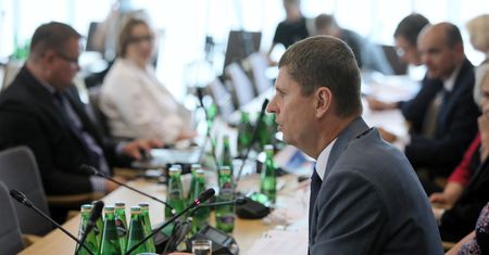 "Po to dyrektor ma uprawnienia, by podejmować decyzje". Piontkowski odpowiadał na pytania o bezpieczeństwo w szkołach