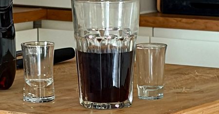 Co naprawdę dzieje się po wypiciu puszki Coca-Coli? Bez straszenia i internetowych mitów