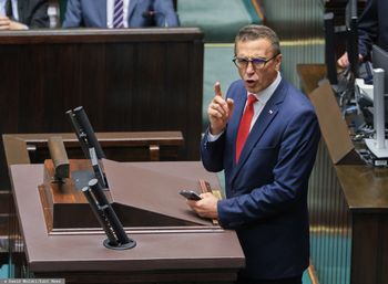 Chińskie okulary posła Sachajki. Eksperci ostrzegają