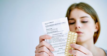 Koronawirus. Czy antykoncepcja hormonalna zwiększa ryzyko ciężkiego przebiegu COVID-19? Ginekolog Jacek Tulimowski wyjaśnia