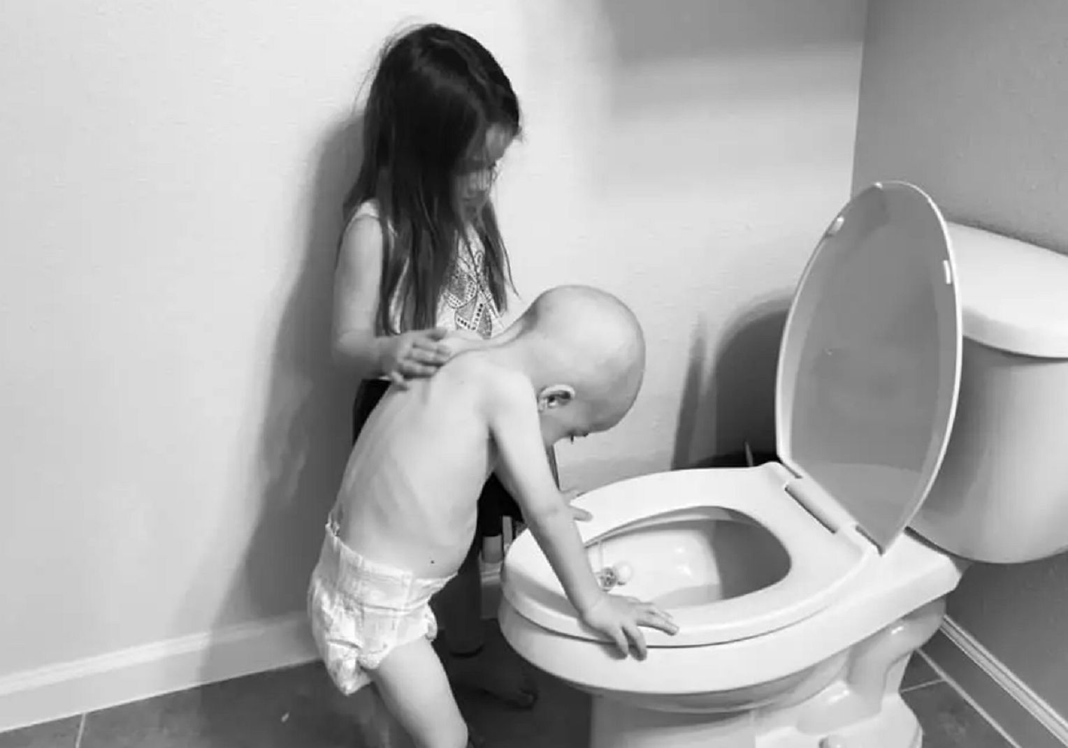 Zdjęcie dzieci obiegło świat. Na szczęście chłopiec pokonał raka