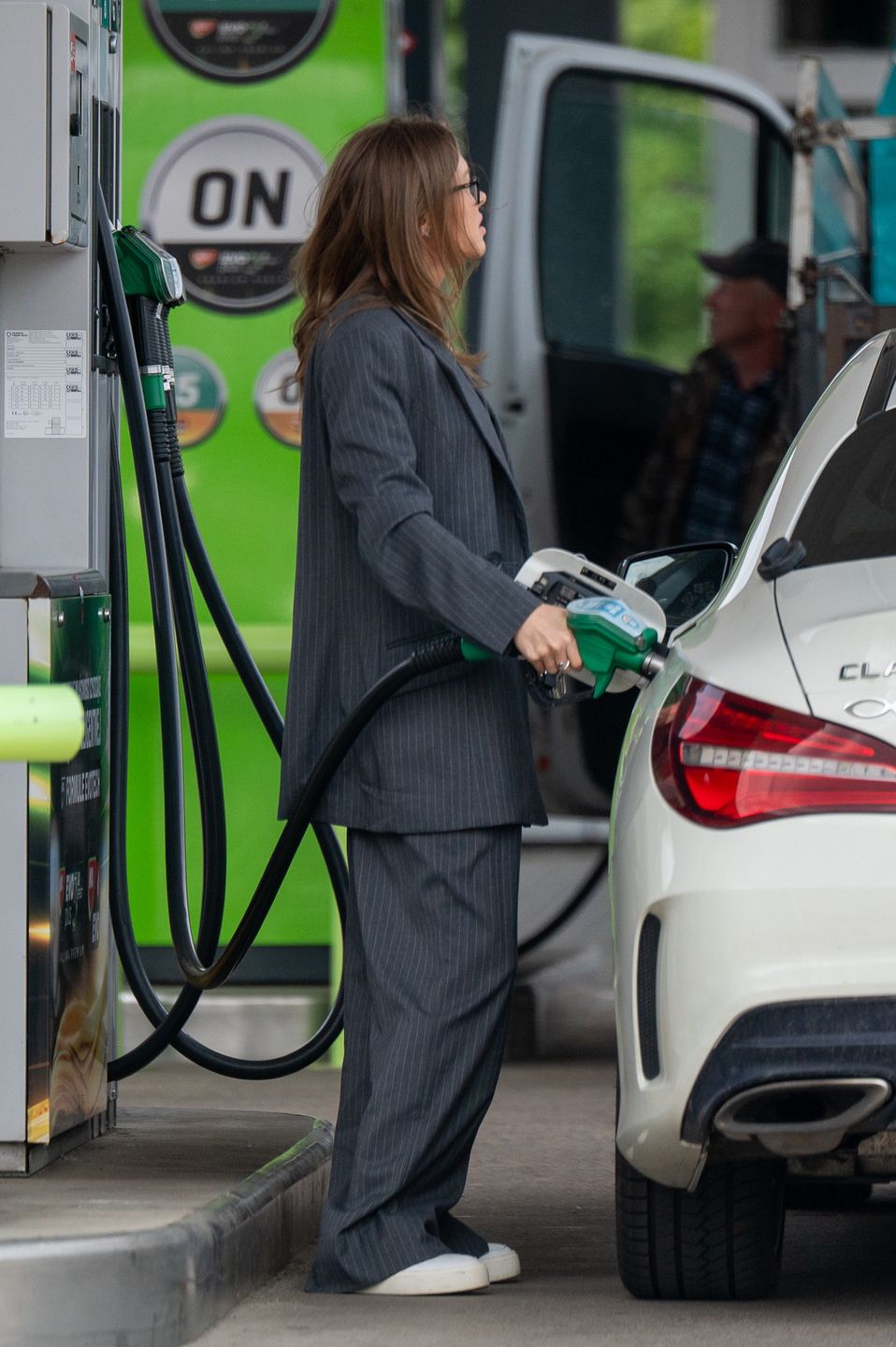 Joanna Opozda z torebką Chanel i telefonem w dłoni