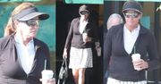 Zmęczona grą w tenisa Caitlyn Jenner idzie z kawą do auta (FOTO)