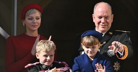 Księżna Charlene pozuje z rodziną do świątecznego zdjęcia. Internauci: "Wygląda na POTWORNIE NIESZCZĘŚLIWĄ" (FOTO)