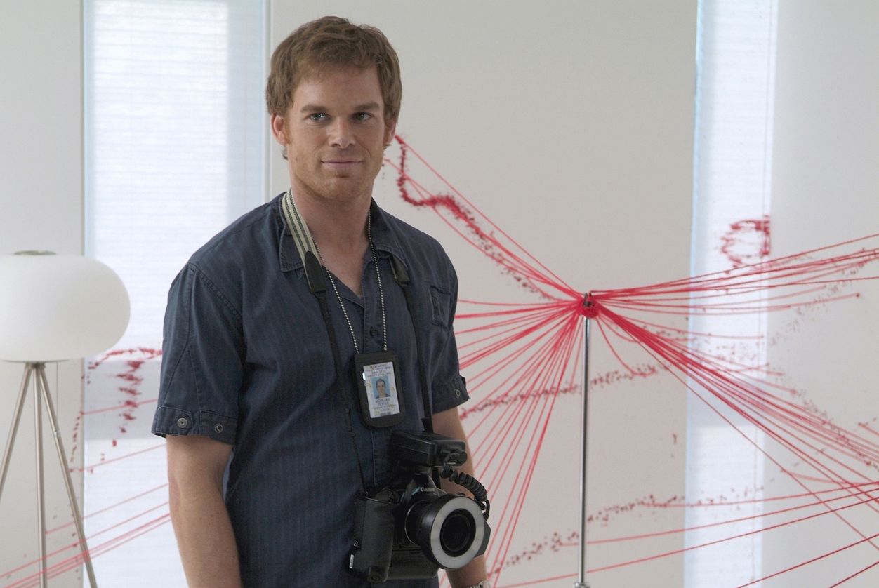 Michael C. Hall jako Dexter Morgan  w serialu "Dexter". Aktor musiał komentować przypadki, kiedy morderca zainspirował się serialem
