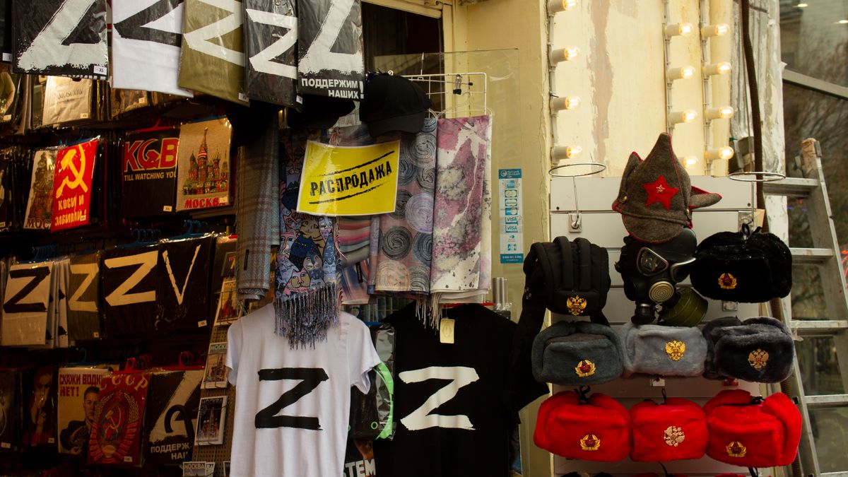 Na zdjęciu stragan w Moskwie. W ofercie znajdują się m.in. koszulki z literą "Z" czy z symbolami nawiązującymi do ZSRR