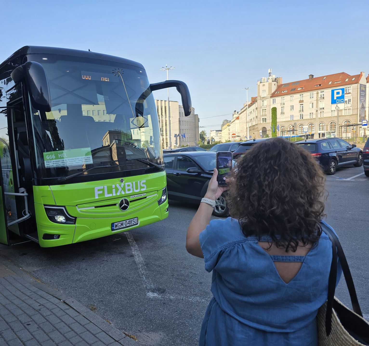 Pasażerowie fotografowali autobus.
