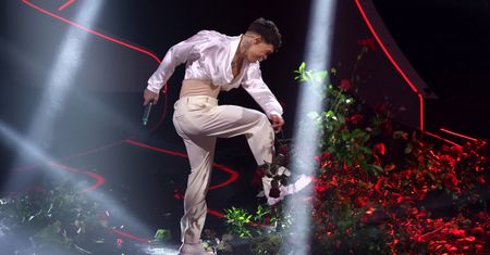 Afera na Festiwalu Piosenki Włoskiej w San Remo. Piosenkarz zdemolował scenografię