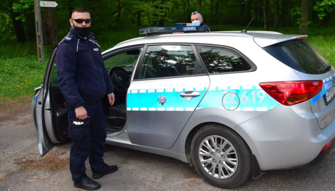 Mazowieckie. Policjanci z Nowego Dworu Mazowieckiego ujęli złodzieja skutera wodnego i przyczepy do jego transportu. Mężczyzna uciekał z łupem przed funkcjonariuszami, na koniec porzucił pojazd i chciał zbiec pieszo