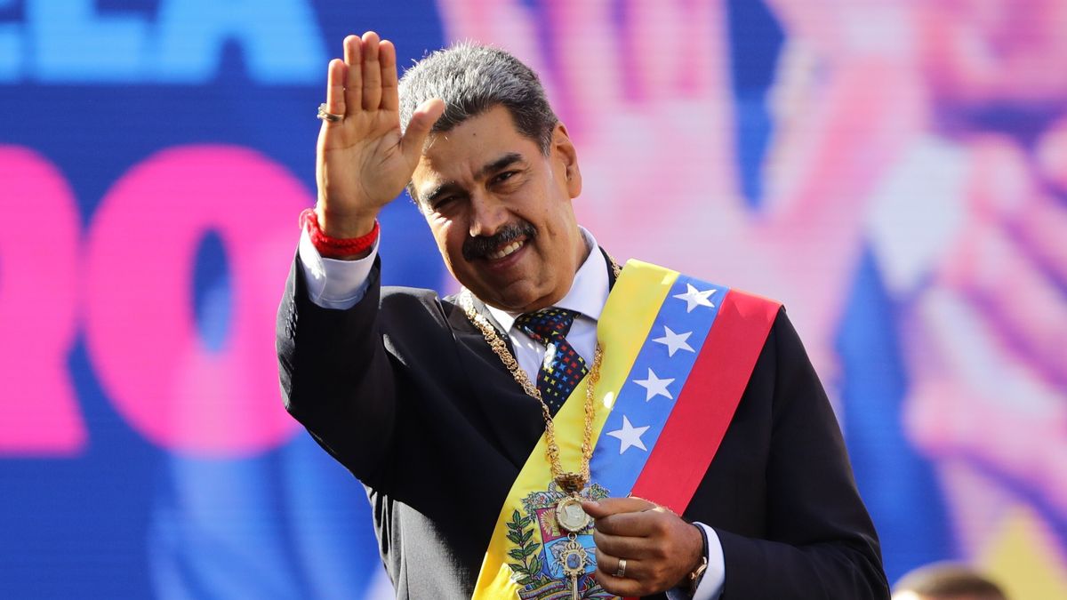 Maduro sworn in as Venezuela's President despite fraud allegations
RONALD PENA R.
investiture, people