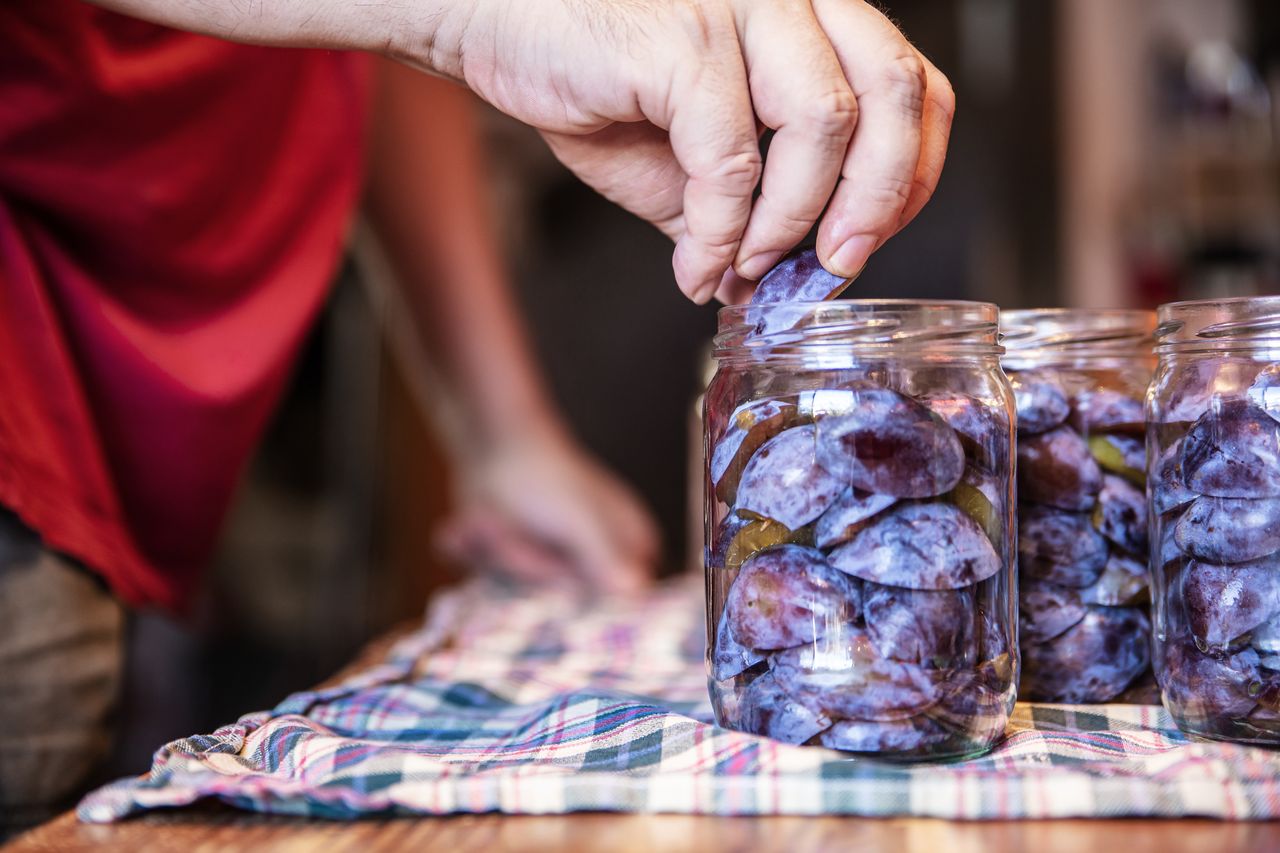Jak zrobić śliwki w occie? Ten przepis to hit