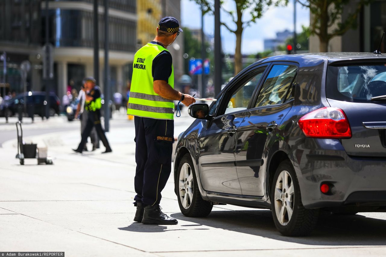 Urządzili warsztat samochodowy na ulicy. Interweniowała straż miejska