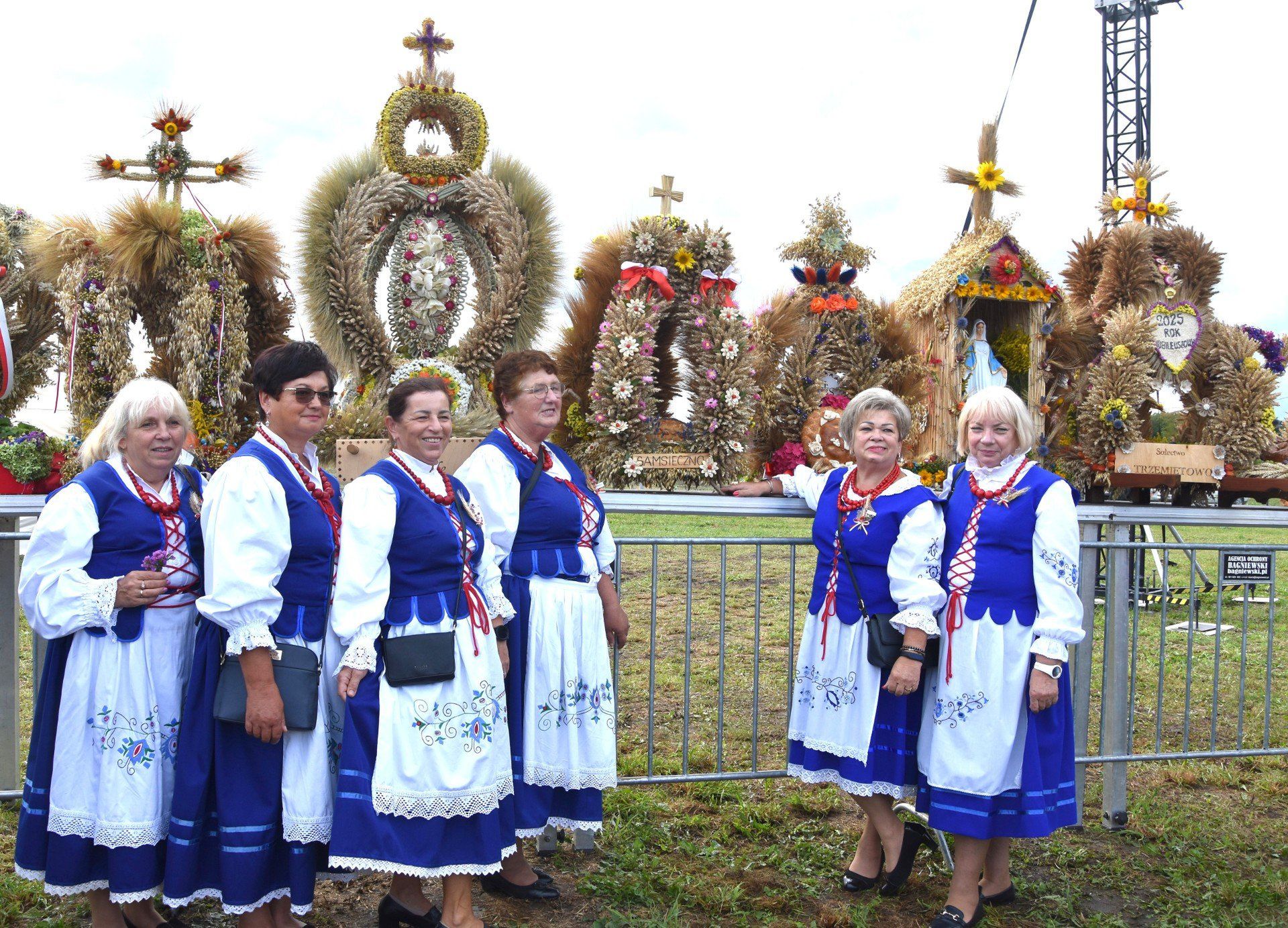Działaczki stowarzyszenia ubrane w ludowe stroje spotkaliśmy np. na dożynkach w Sicienku