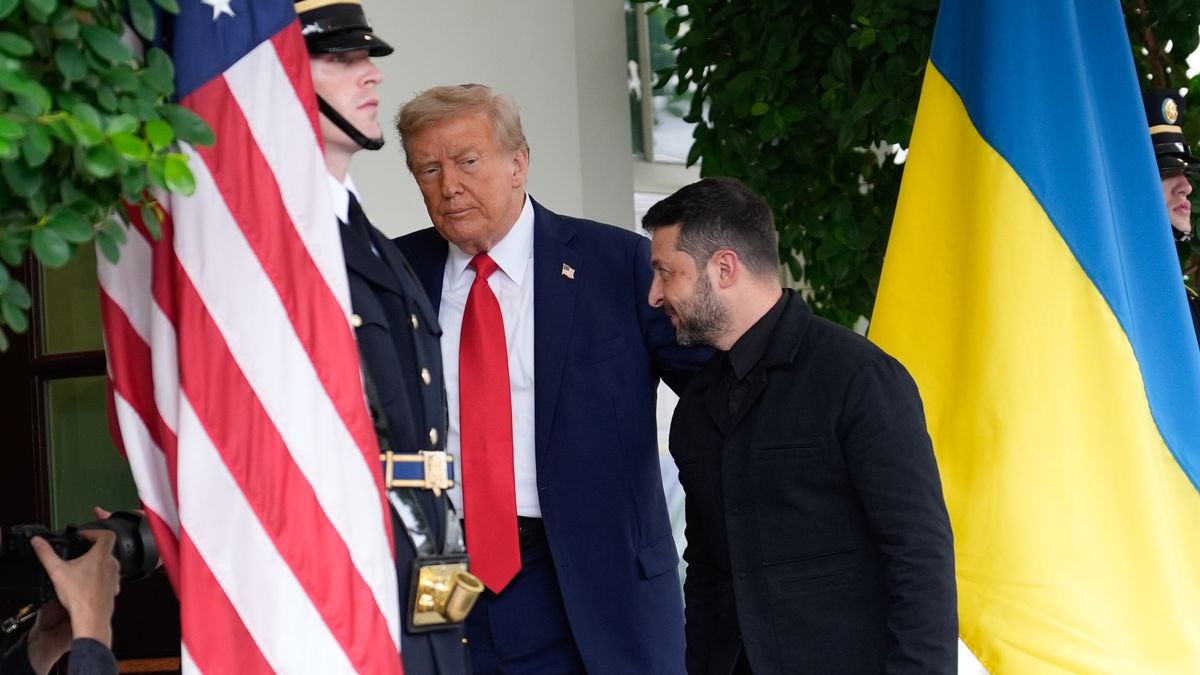 US President Donald Trump (L) greets Ukrainian President Volodymyr Zelensky (R) before their meeting with European Leaders at the White House in Washington, DC, USA, 18 August 2025. US President Trump is meeting with European leaders and President Zelensky to discuss the conflict between Ukraine and Russia. EPA/YURI GRIPAS / POOL Dostawca: PAP/EPA.