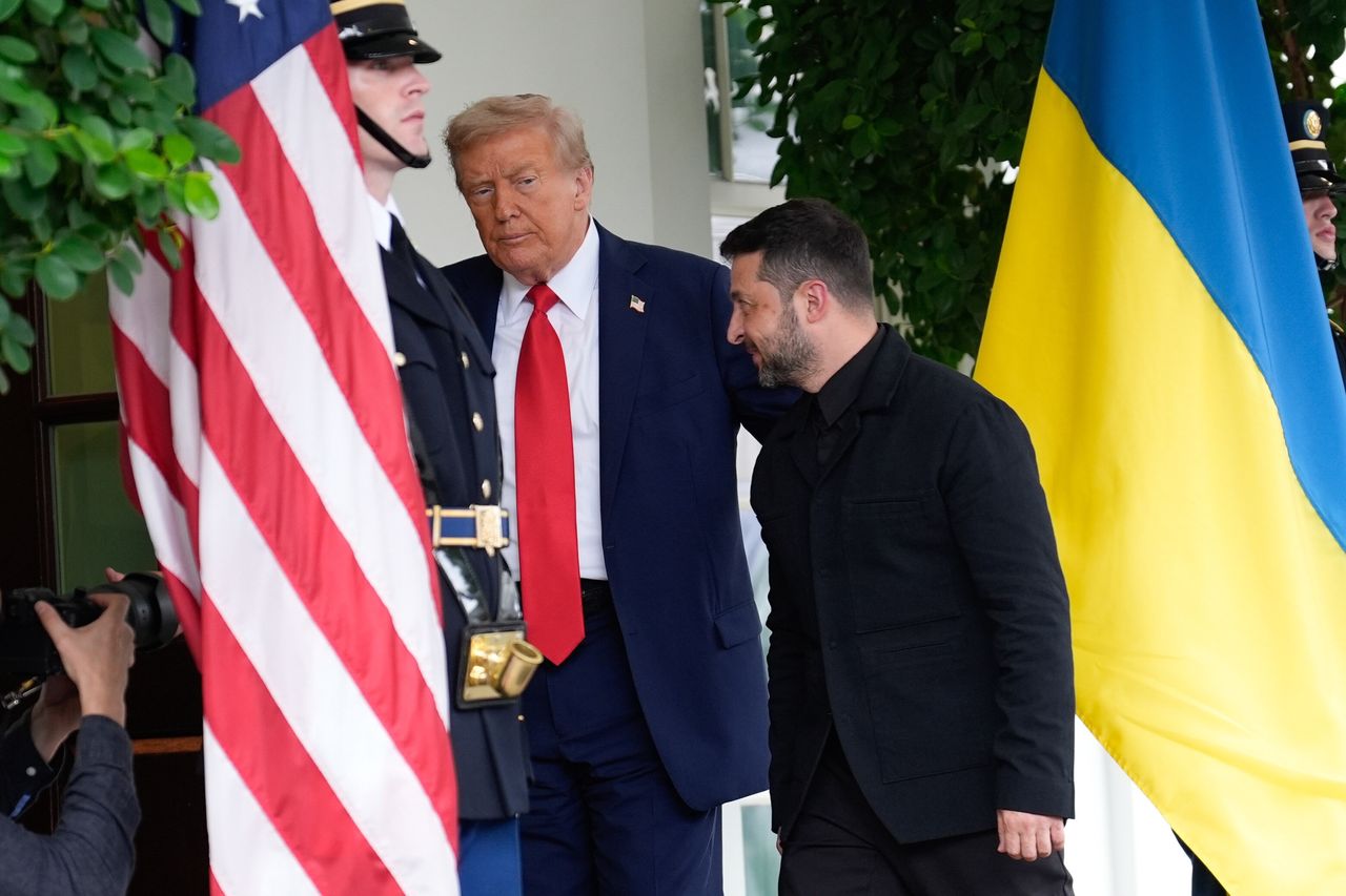 Wręczył list Trumpowi. "To nie do pana"