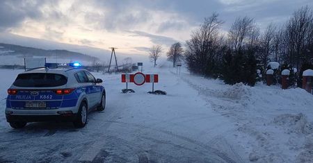 Policjanci ewakuowali kierowców. Byli uwięzieni przez zamieć snieżną