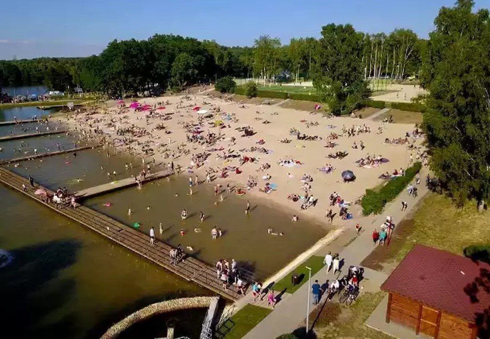 Zgierska MalinkaDo dyspozycji wypoczywających tutaj są nowe boiska do siatkówki plażowej i koszykówki, plac zabaw, ścianka wspinaczkowa, wodny plac zabaw i tyrolka. Działa też wypożyczalnia sprzętu pływającego, oferująca łódki, kajaki i rowery wodne. Bezpieczeństwa codziennie w godz. 11 – 19 pilnują ratownicy. Zbiornik przeznaczony dla kąpiących się podzielono pomostami na kilka części – od najpłytszej do najgłębszej (o głębokości 1,6 metra). Czystość wody zapewnia specjalnie wybudowany system naturalnej filtracji. Gdy zgłodniejemy, posilić się można w kilku food truckach oferujących różne przekąski. Żeby odpocząć na Malince, nie musimy jechać tam samochodem. Ze Zgierza na kąpielisko w czasie wakacji kursuje bowiem specjalna linia autobusowa.ZOBACZ KOLEJNE AKWENY
