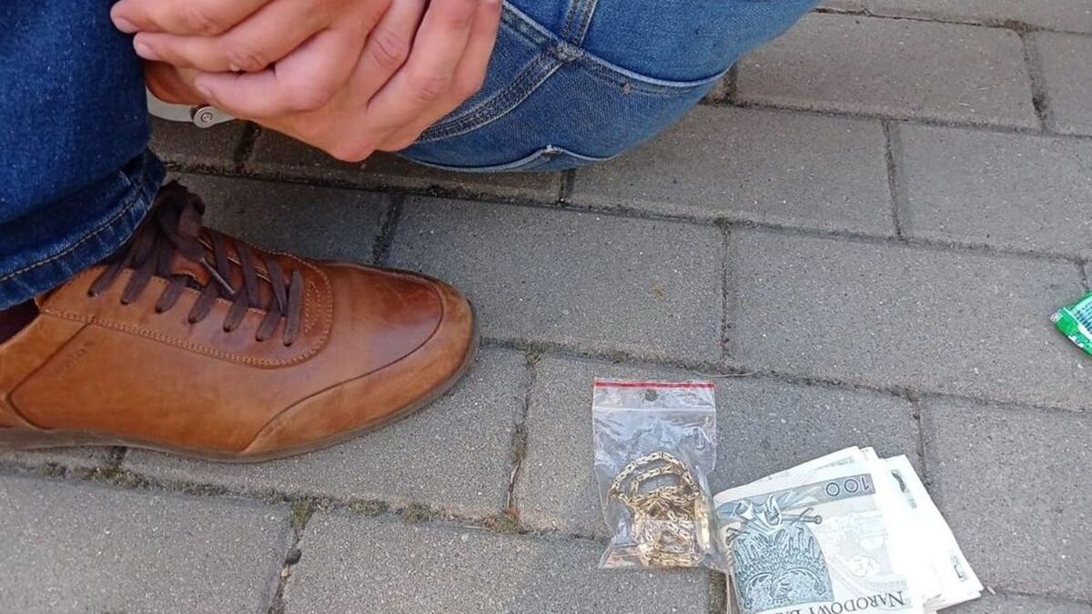 Pieniądze i skradzione łańcuszki przy zatrzymanym 32-latku