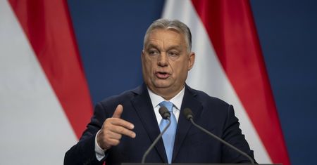 Orban chce lepszych relacji z Rosją. "Wyrzucimy sankcje za okno"