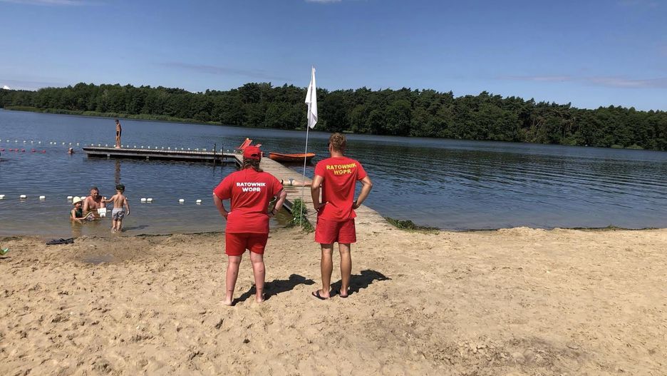Kłótnia o plażę nad Jeziorem Powidzkim w Wielkopolsce. Ratownicy zamknęli kąpielisko, mieszkańcy krytykują