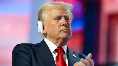 Zakrwawione ucho Trumpa na sprzedaż. Polska firma chce zarabiać na zamachu