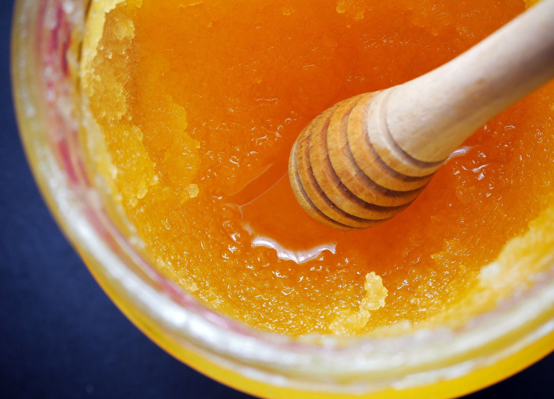 Właśnie tyle naprawdę miód jest zdatny do jedzenia. Pszczelarz rozprawia się z mitem, iż ten przysmak się nie psuje