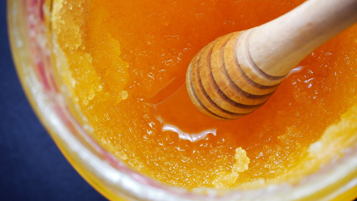 Pszczelarz rozprawia się z mitem, że ten przysmak się nie psuje