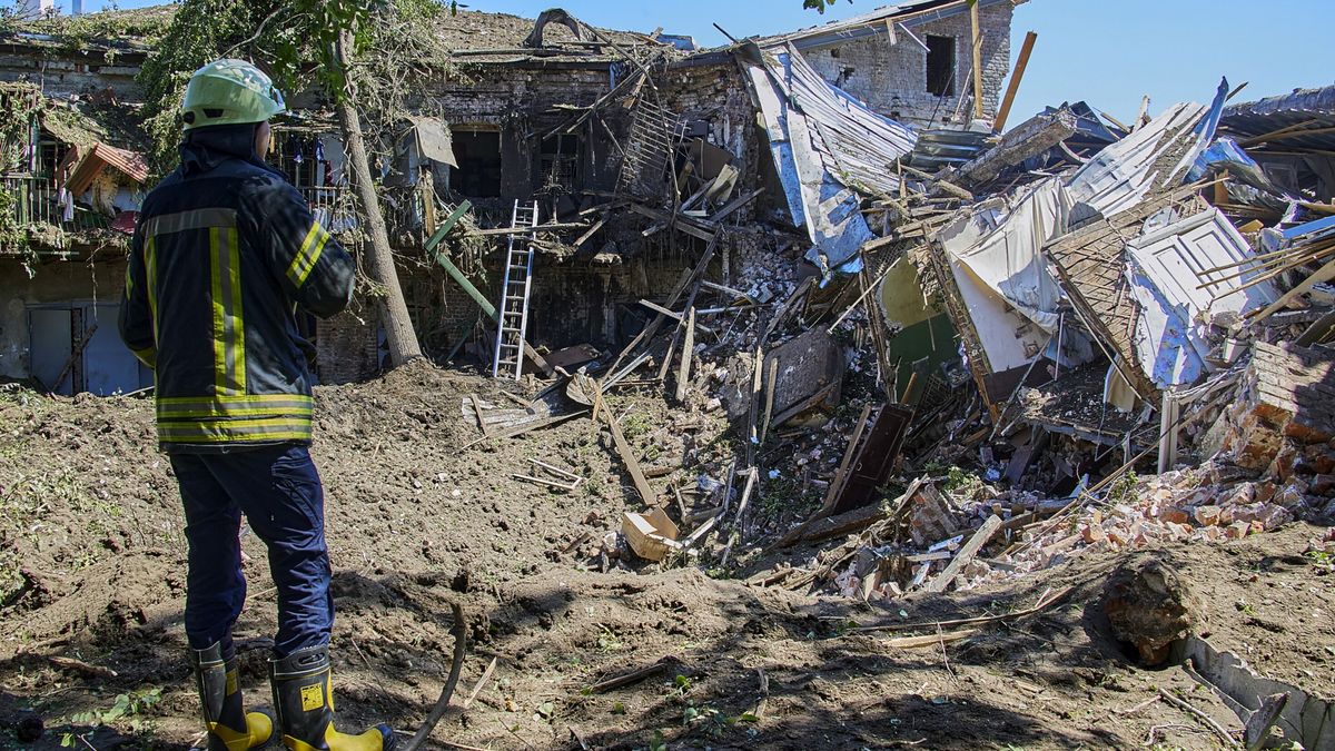 Na zdjęciu strażak obserwujący zniszczenia poczynione przez Rosję w Charkowie