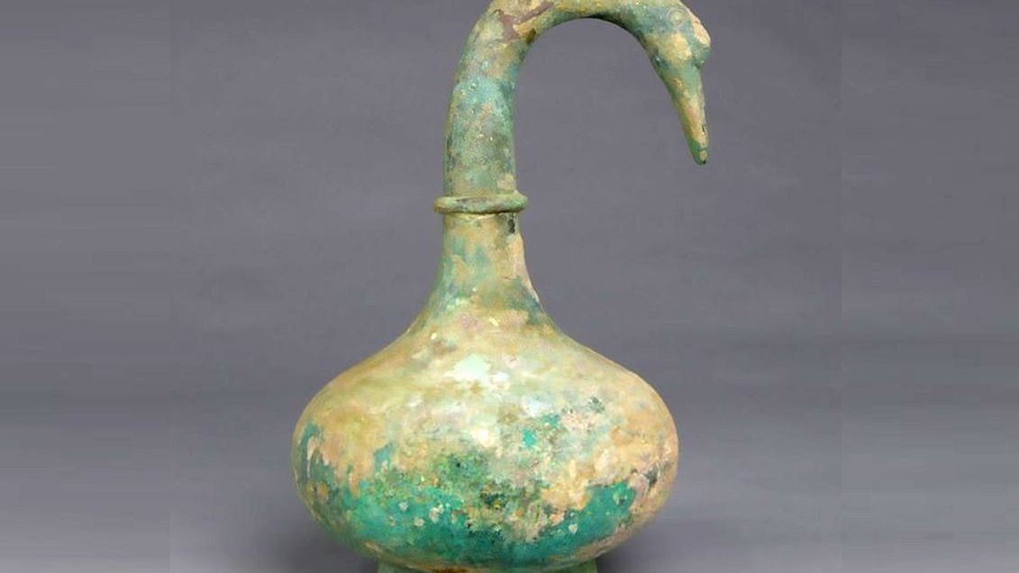 W nietypowej butelce znajdował się brązowy płyn. 